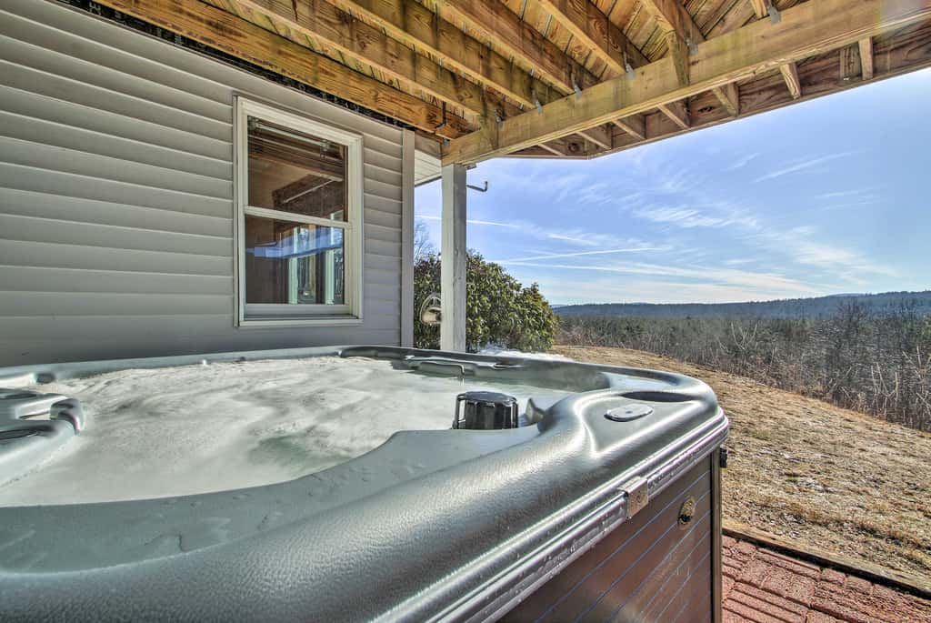Hot Tub & Moat Mtn Views: North Conway Townhouse