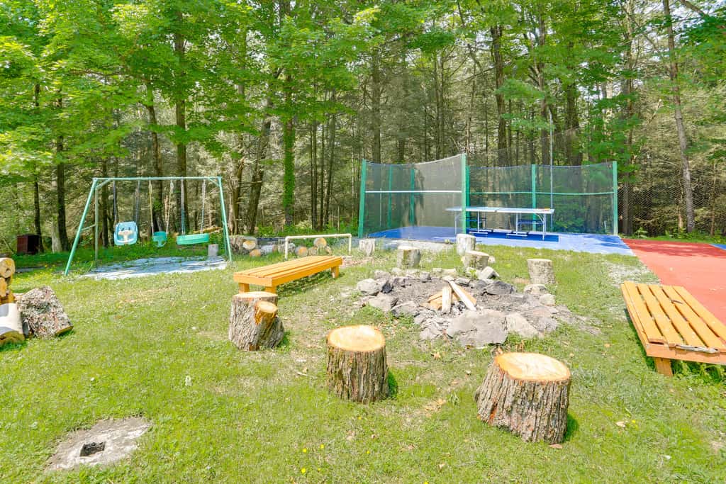 5 Mi to Swinging Bridge Reservoir: Cabin w/ Porch!