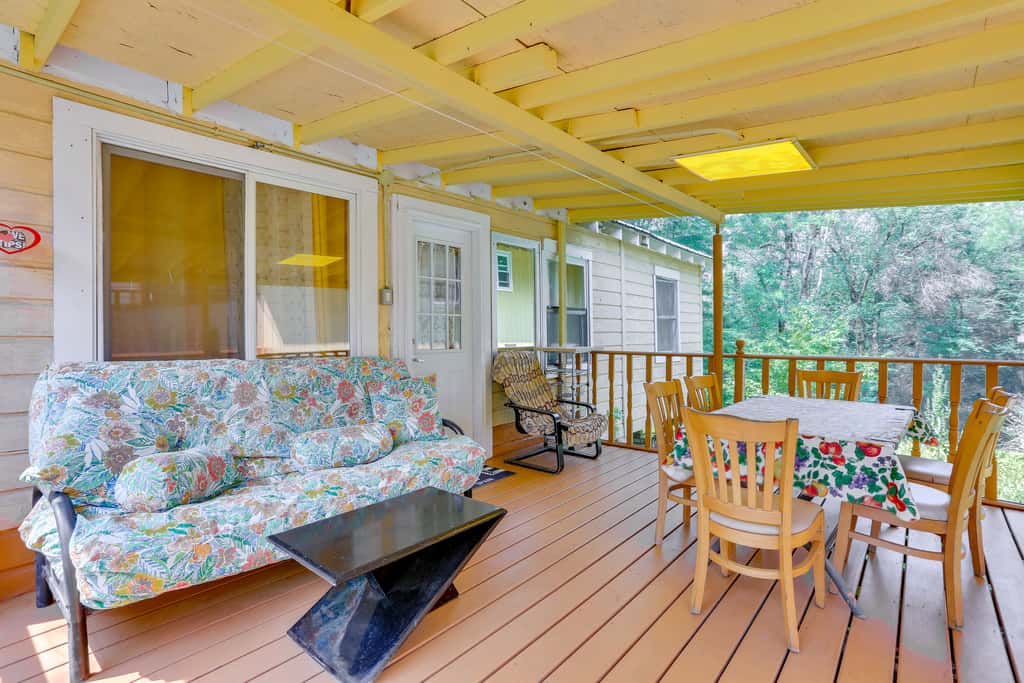 5 Mi to Swinging Bridge Reservoir: Cabin w/ Porch!
