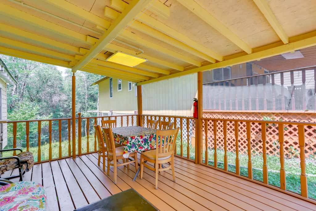 5 Mi to Swinging Bridge Reservoir: Cabin w/ Porch!