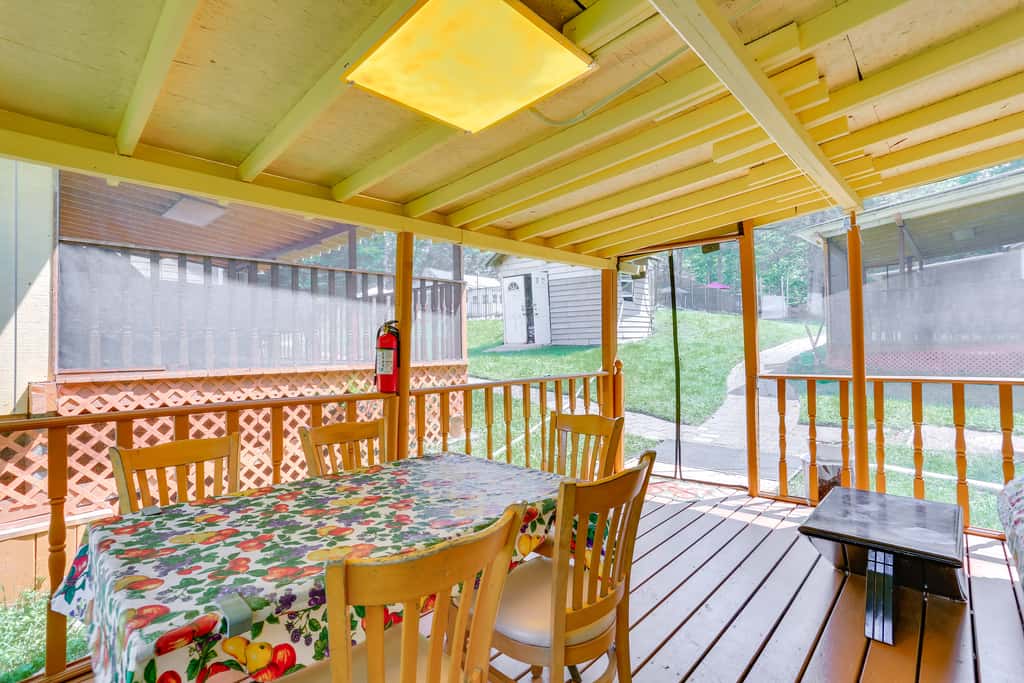 5 Mi to Swinging Bridge Reservoir: Cabin w/ Porch!