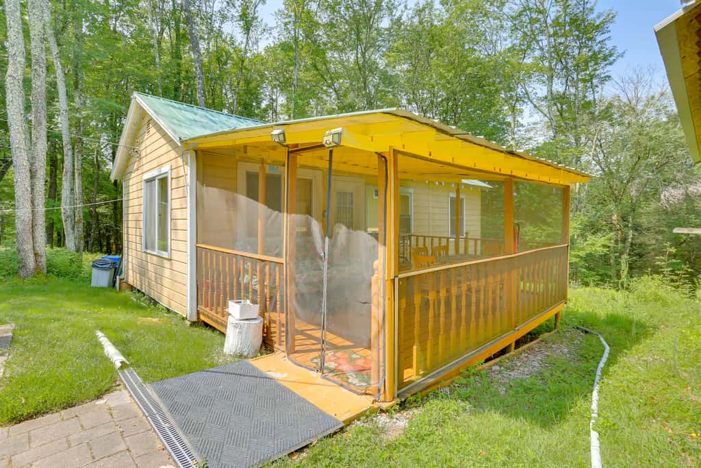 5 Mi to Swinging Bridge Reservoir: Cabin w/ Porch!