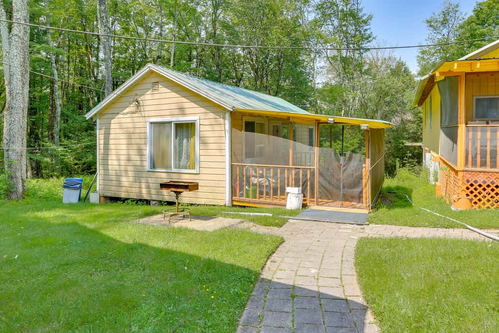5 Mi to Swinging Bridge Reservoir: Cabin w/ Porch!