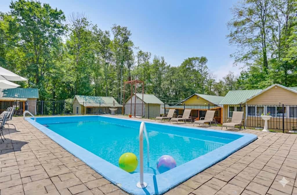 5 Mi to Swinging Bridge Reservoir: Cabin w/ Porch!