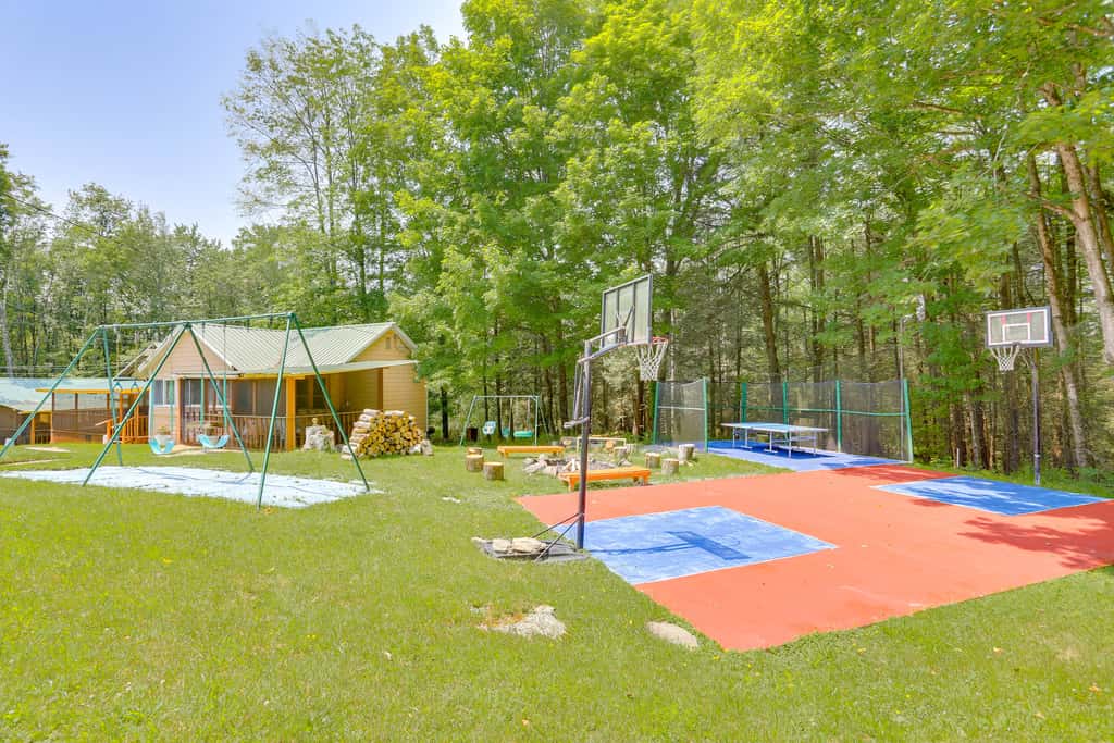 5 Mi to Swinging Bridge Reservoir: Cabin w/ Porch!