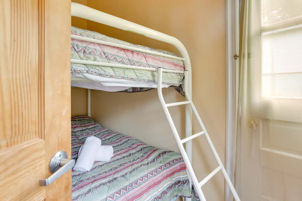 5 Mi to Marina & Raceways: Monticello Retreat!