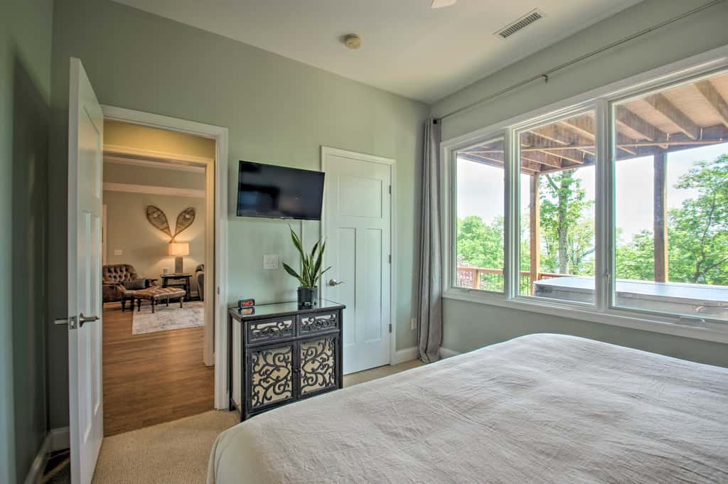Grand Chalet w/ Hot Tub -  Near Wintergreen Resort