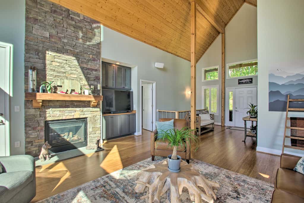 Grand Chalet w/ Hot Tub -  Near Wintergreen Resort