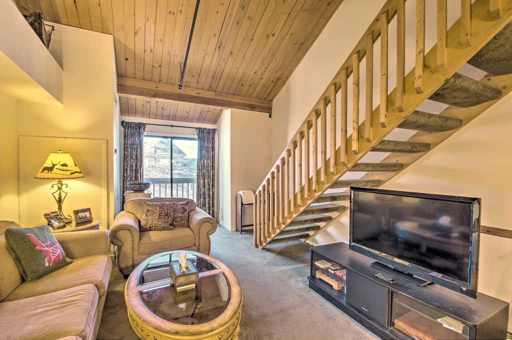 Snug Wintergreen Resort Studio: Ski In & Out!