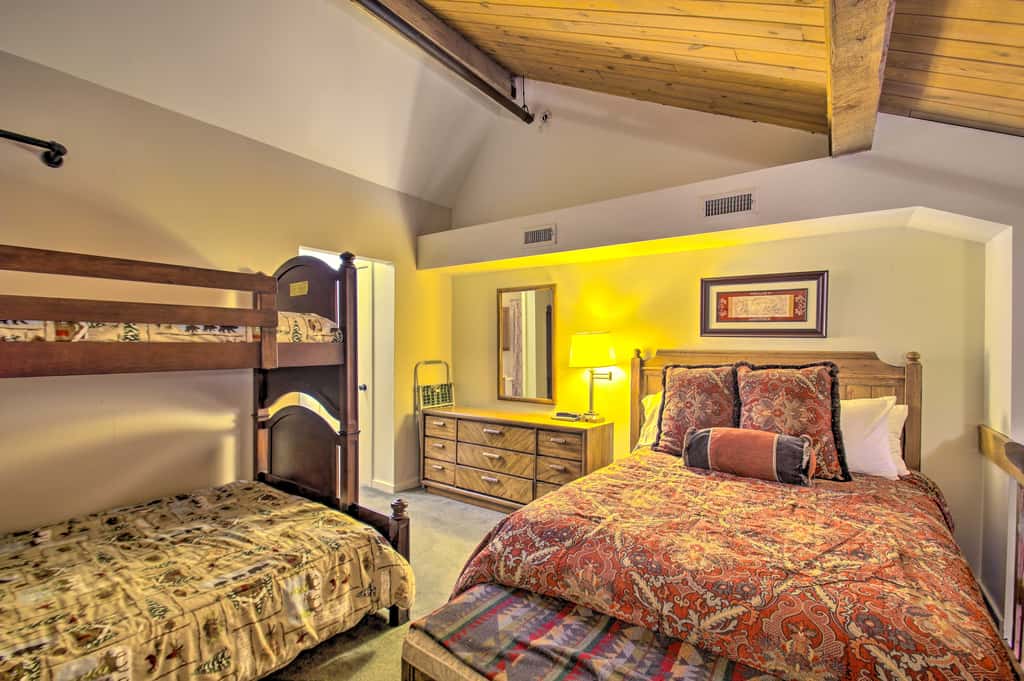 Snug Wintergreen Resort Studio: Ski In & Out!