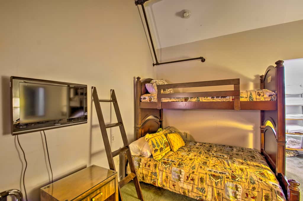 Snug Wintergreen Resort Studio: Ski In & Out!