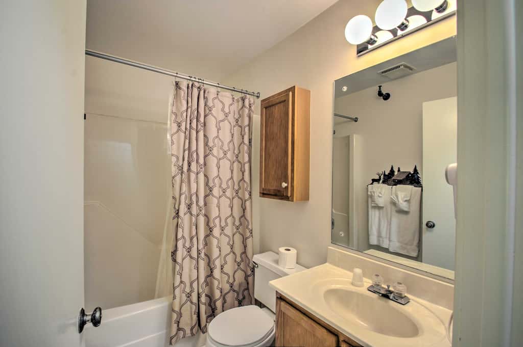 Snug Wintergreen Resort Studio: Ski In & Out!