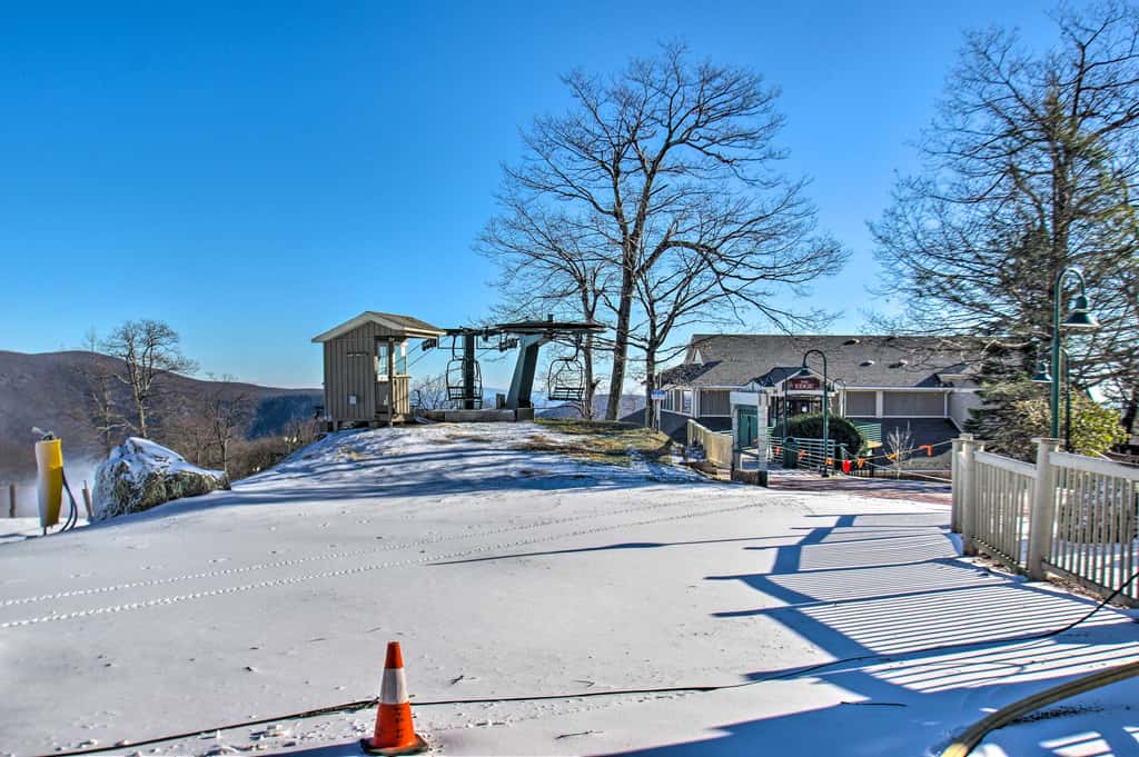 Snug Wintergreen Resort Studio: Ski In & Out!