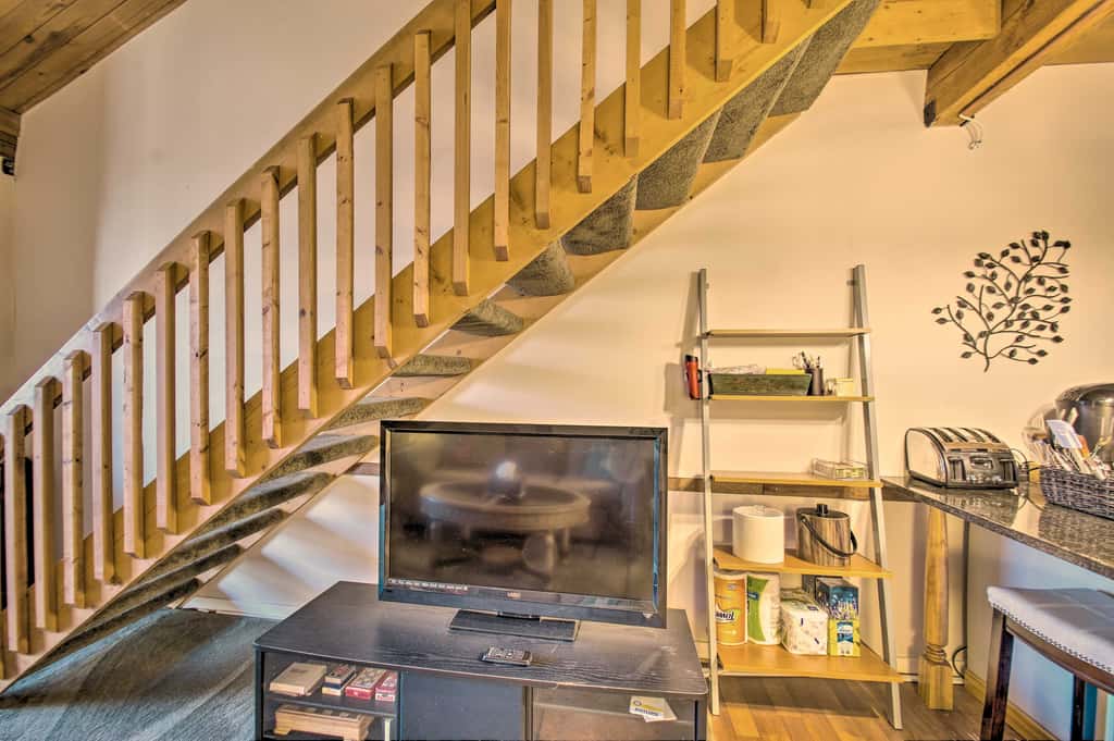 Snug Wintergreen Resort Studio: Ski In & Out!