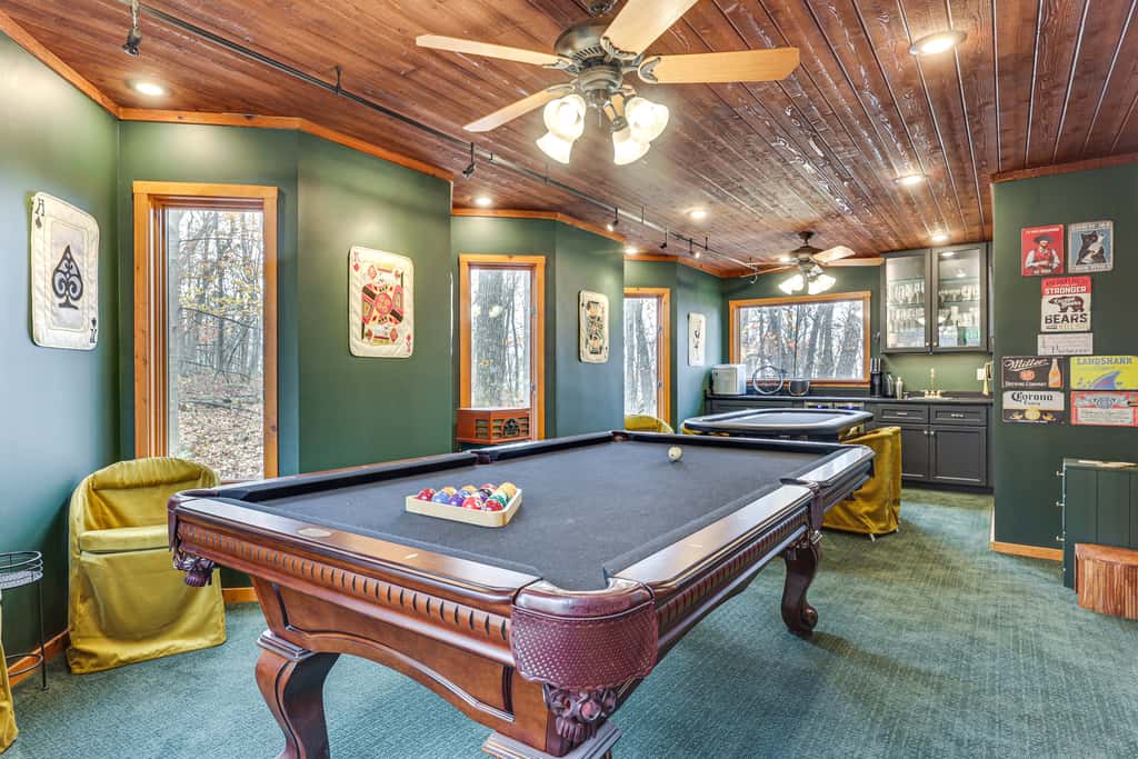 Grand Wintergreen Resort Home w/ Hot Tub!