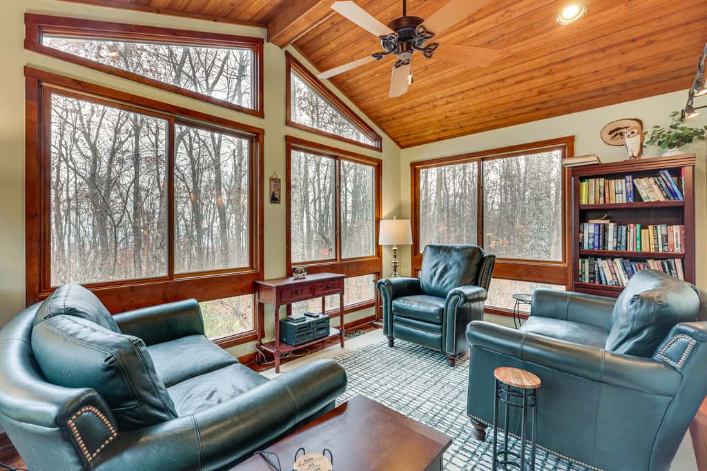Grand Wintergreen Resort Home w/ Hot Tub!