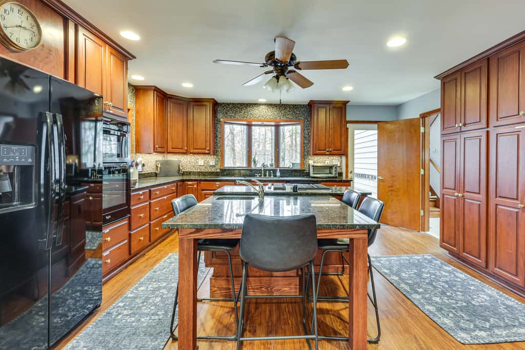 Grand Wintergreen Resort Home w/ Hot Tub!