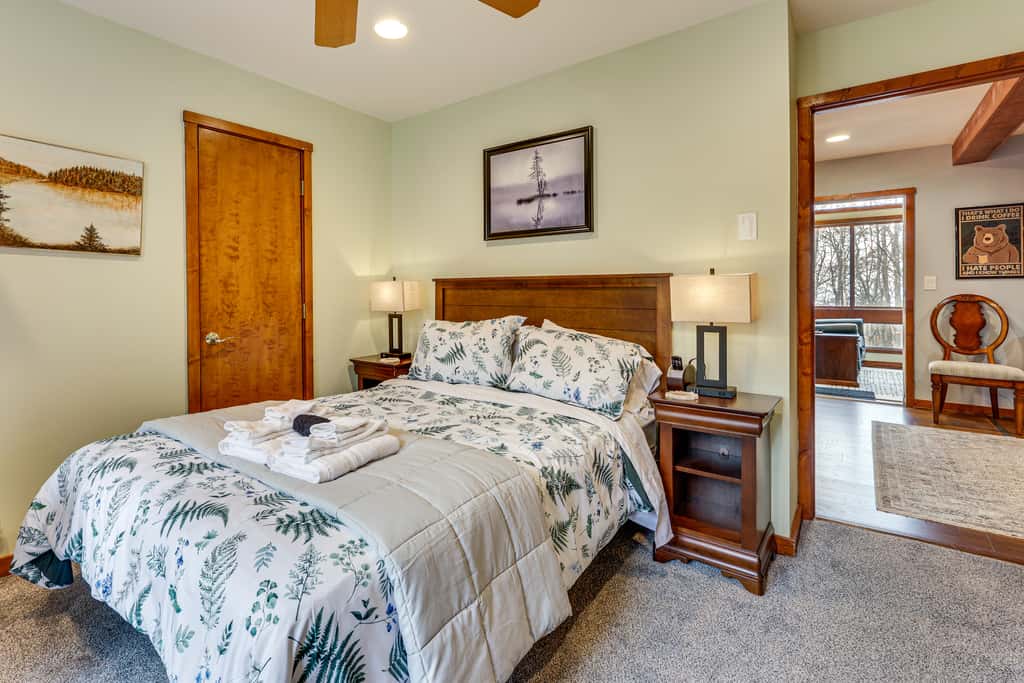 Grand Wintergreen Resort Home w/ Hot Tub!
