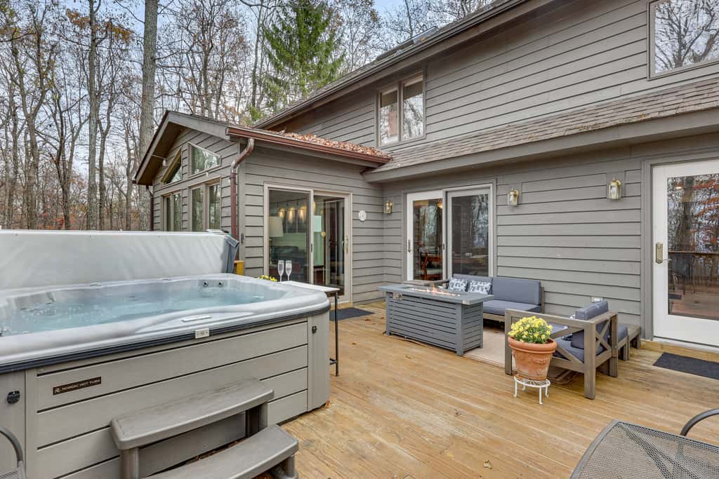 Grand Wintergreen Resort Home w/ Hot Tub!