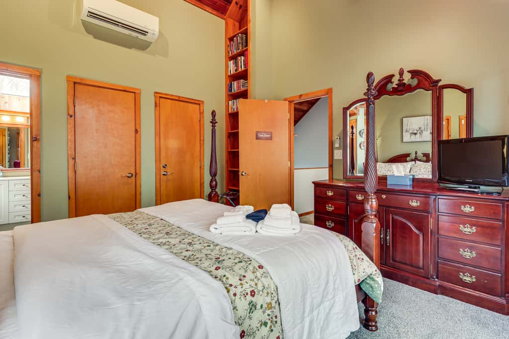 Grand Wintergreen Resort Home w/ Hot Tub!