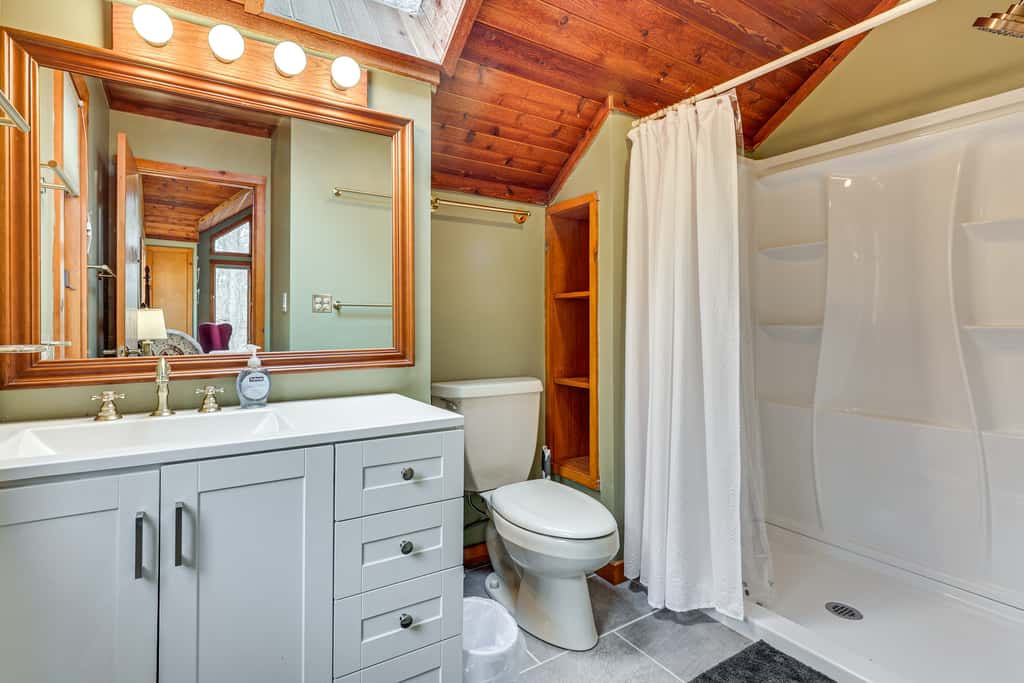 Grand Wintergreen Resort Home w/ Hot Tub!