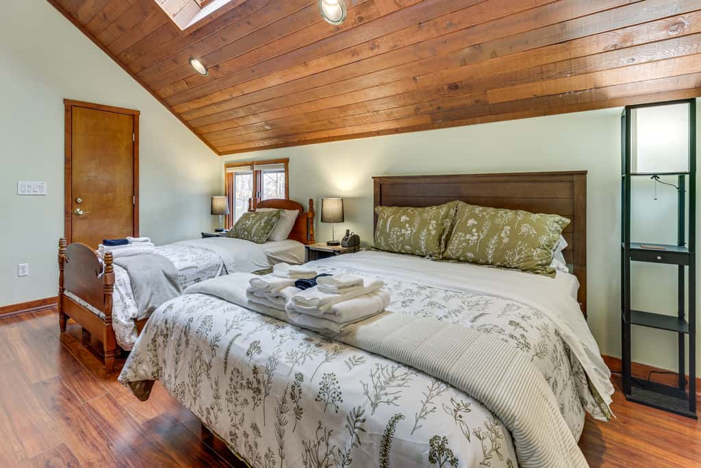 Grand Wintergreen Resort Home w/ Hot Tub!