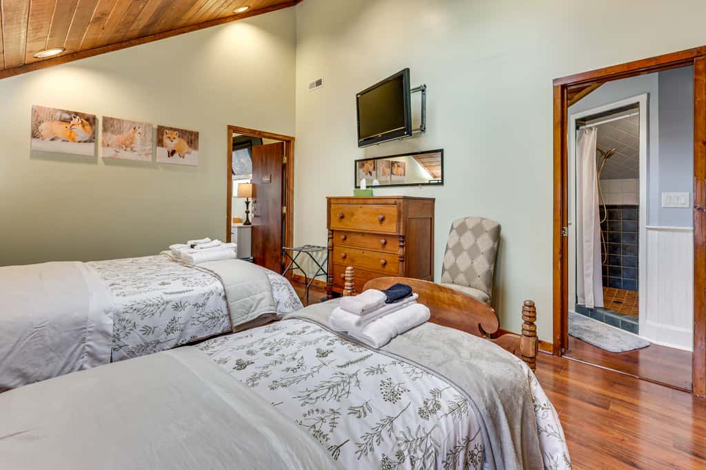 Grand Wintergreen Resort Home w/ Hot Tub!