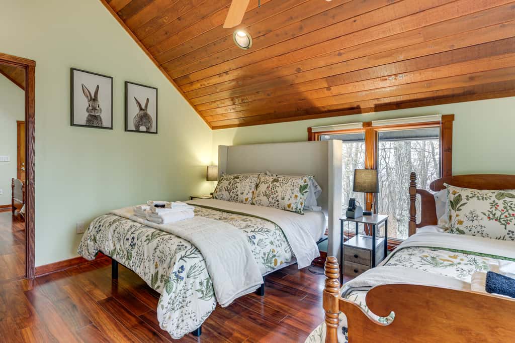 Grand Wintergreen Resort Home w/ Hot Tub!