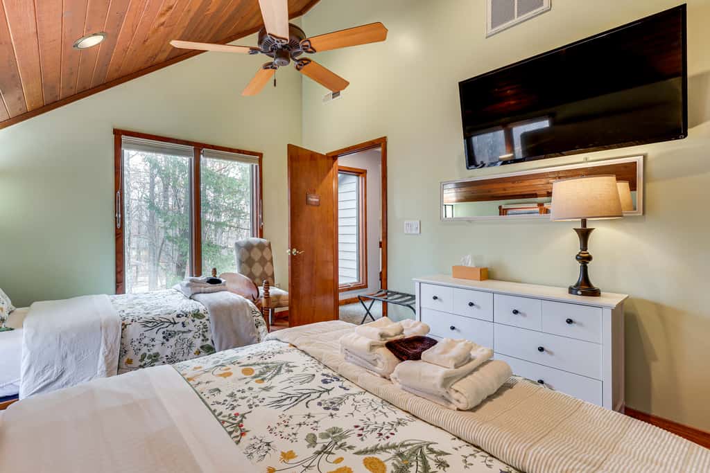 Grand Wintergreen Resort Home w/ Hot Tub!