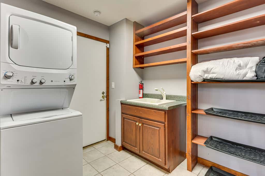 Grand Wintergreen Resort Home w/ Hot Tub!