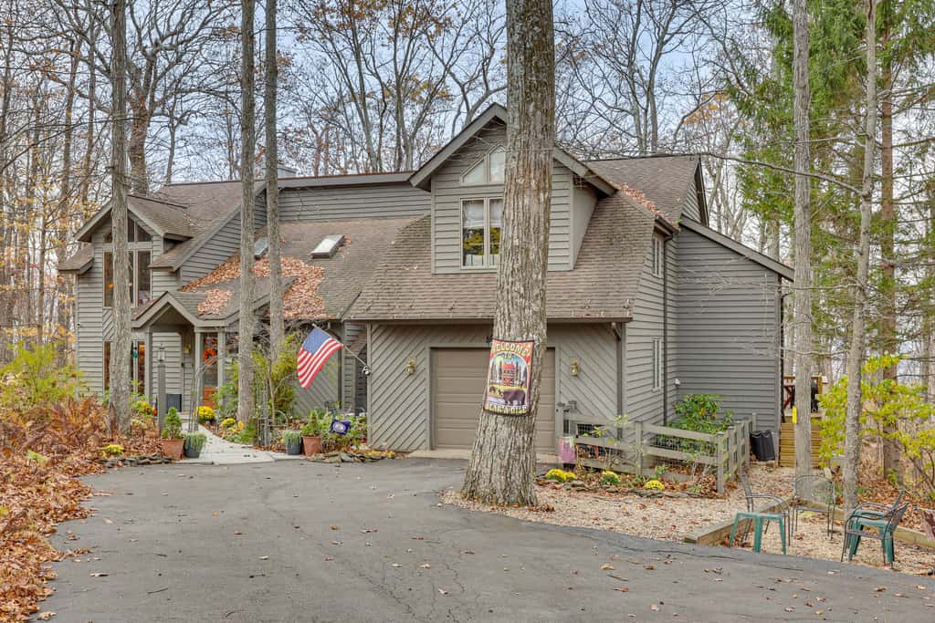 Grand Wintergreen Resort Home w/ Hot Tub!