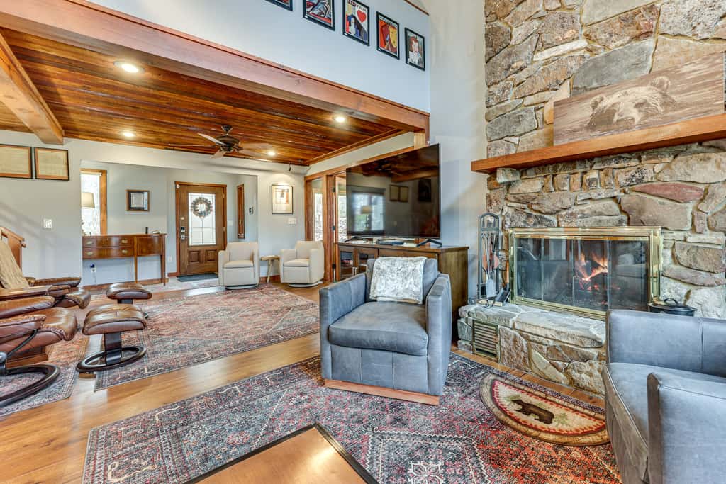 Grand Wintergreen Resort Home w/ Hot Tub!