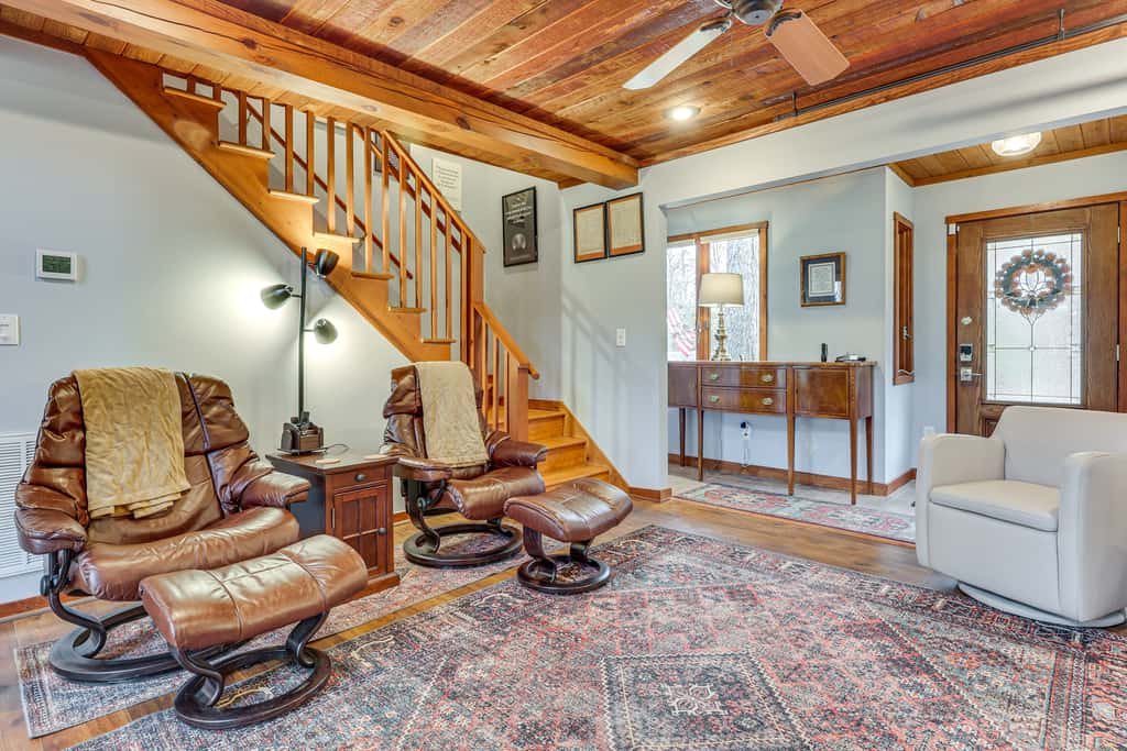 Grand Wintergreen Resort Home w/ Hot Tub!