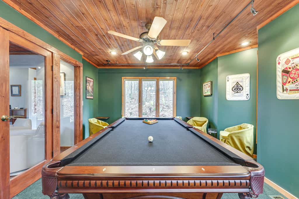 Grand Wintergreen Resort Home w/ Hot Tub!