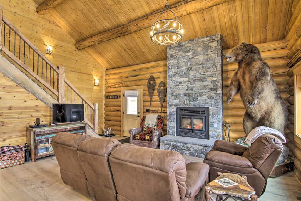 Stunning Mountain Views: Livingston Cabin w/ Deck!