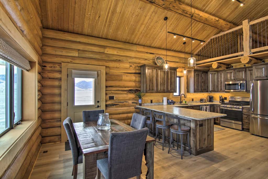 Stunning Mountain Views: Livingston Cabin w/ Deck!