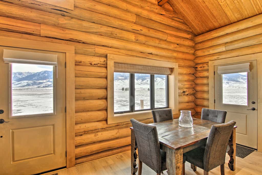 Stunning Mountain Views: Livingston Cabin w/ Deck!