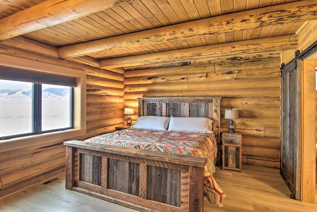 Stunning Mountain Views: Livingston Cabin w/ Deck!