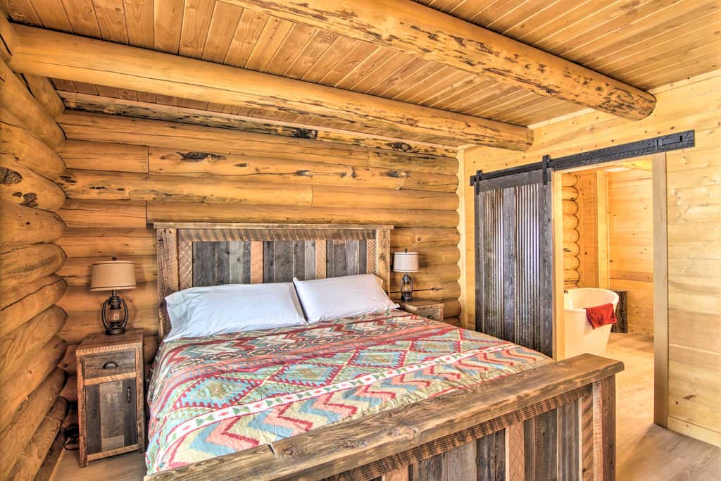 Stunning Mountain Views: Livingston Cabin w/ Deck!