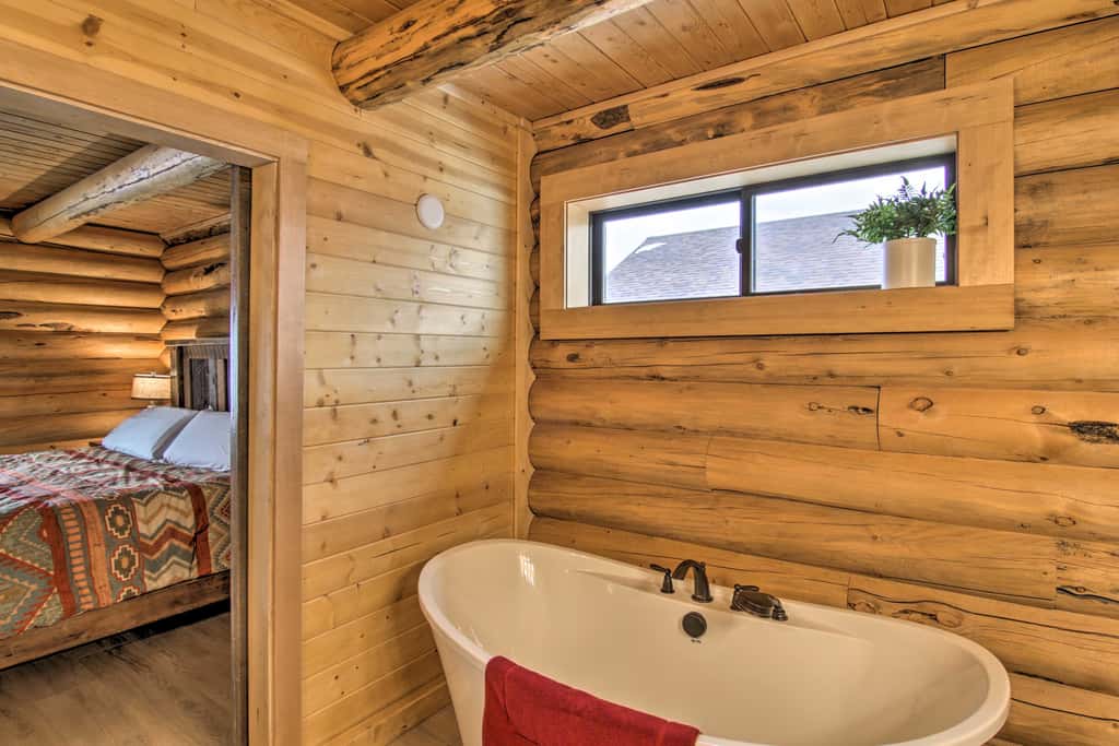 Stunning Mountain Views: Livingston Cabin w/ Deck!