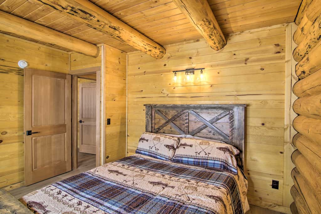 Stunning Mountain Views: Livingston Cabin w/ Deck!