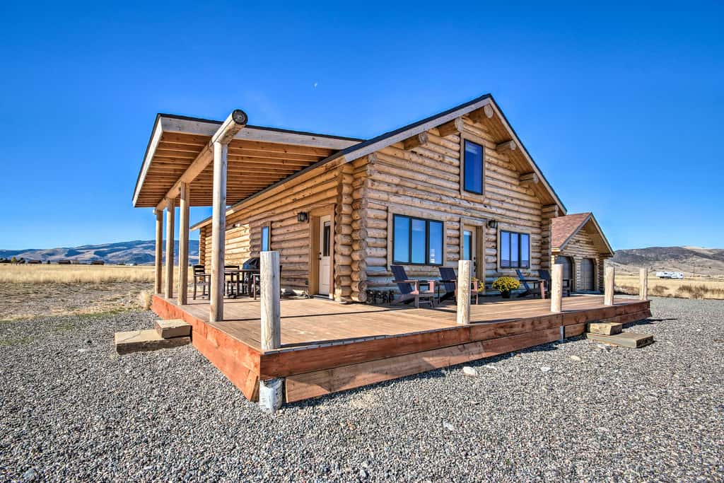 Stunning Mountain Views: Livingston Cabin w/ Deck!