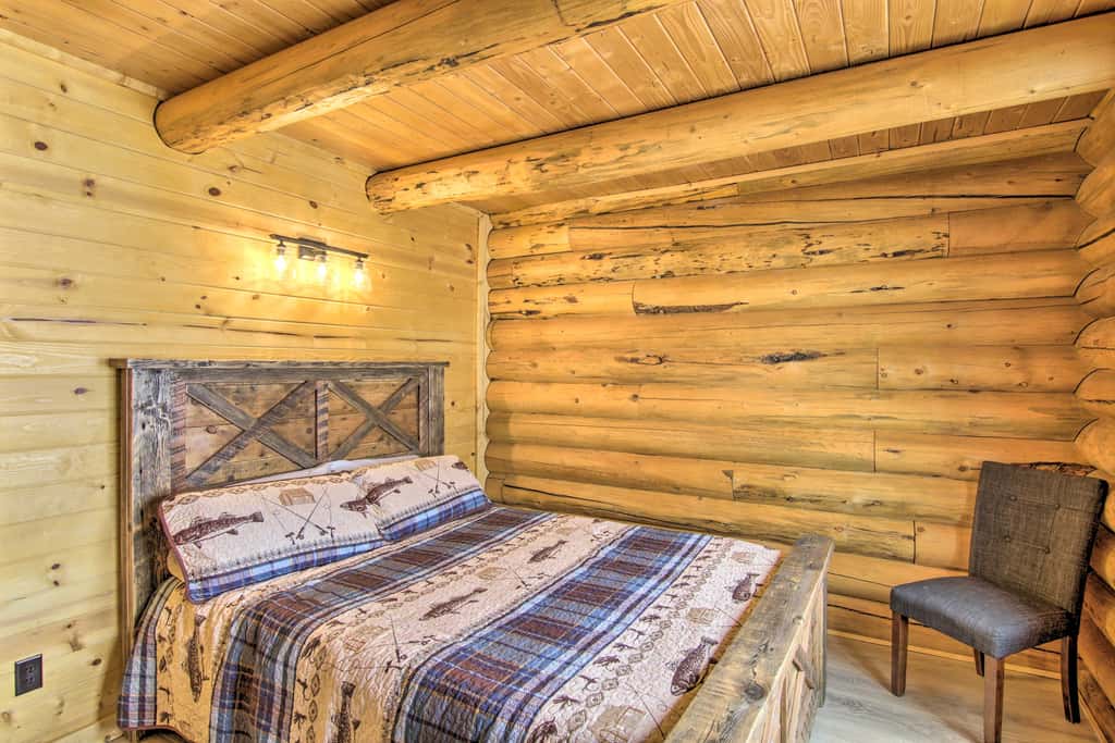 Stunning Mountain Views: Livingston Cabin w/ Deck!