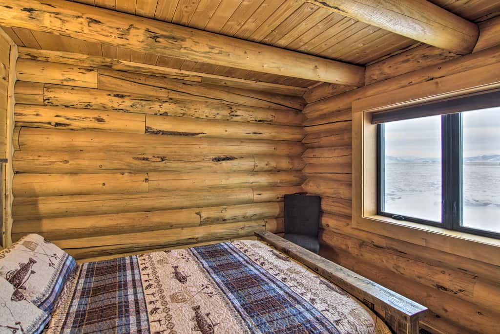 Stunning Mountain Views: Livingston Cabin w/ Deck!