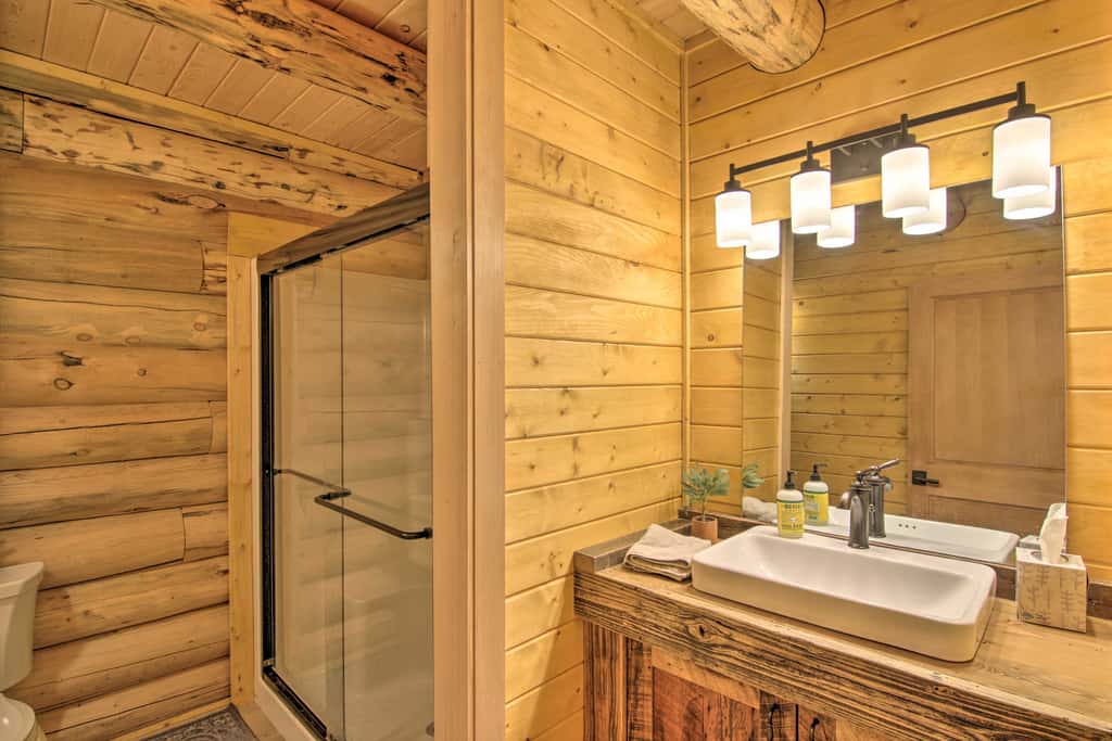 Stunning Mountain Views: Livingston Cabin w/ Deck!