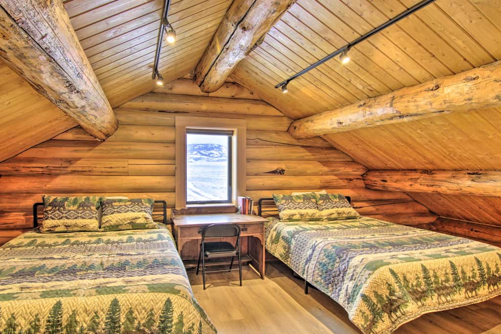 Stunning Mountain Views: Livingston Cabin w/ Deck!