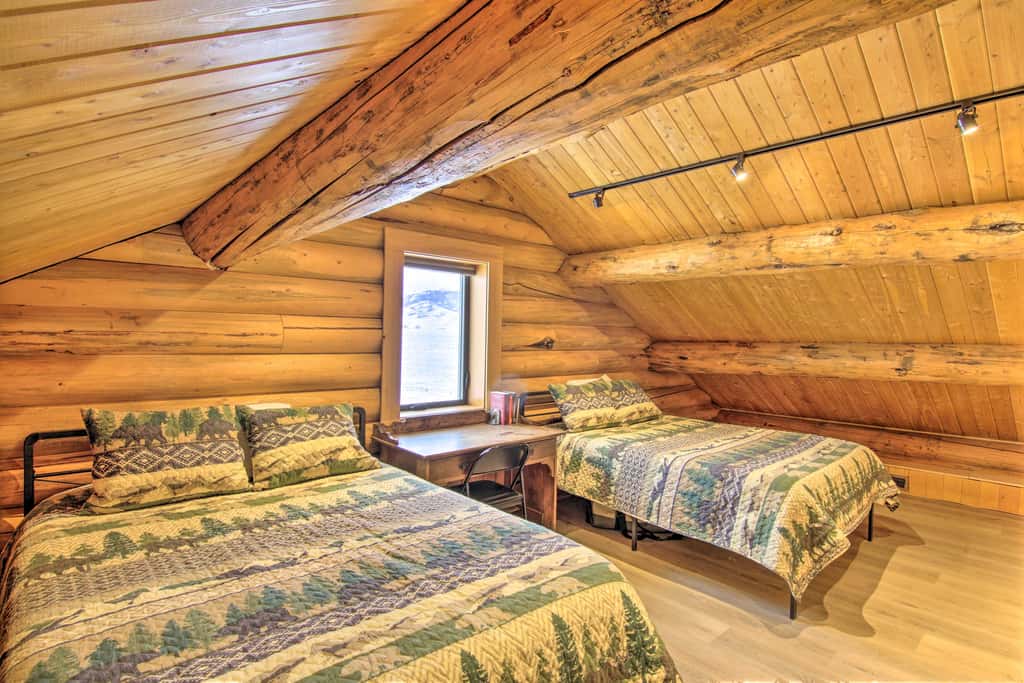 Stunning Mountain Views: Livingston Cabin w/ Deck!