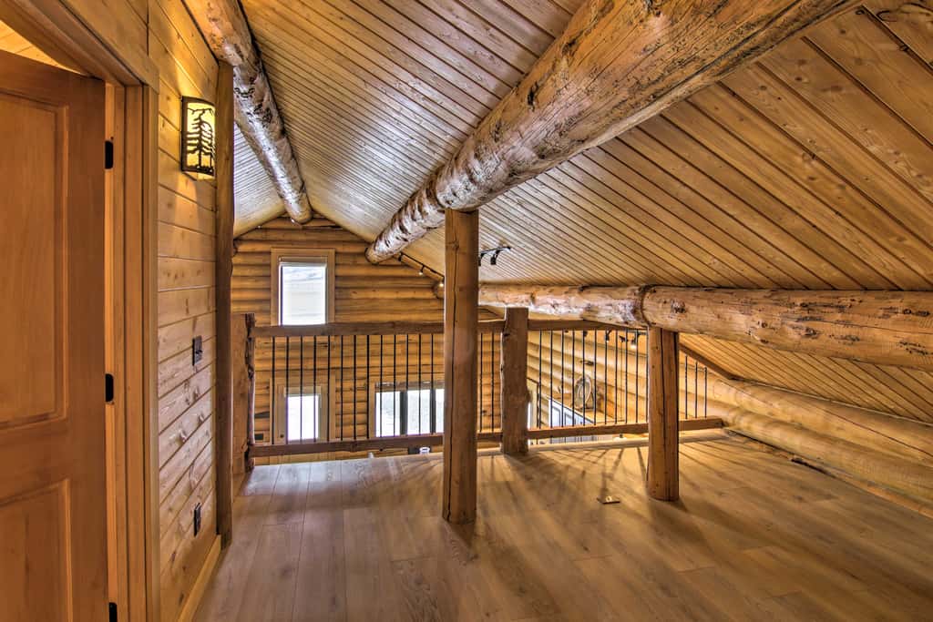 Stunning Mountain Views: Livingston Cabin w/ Deck!