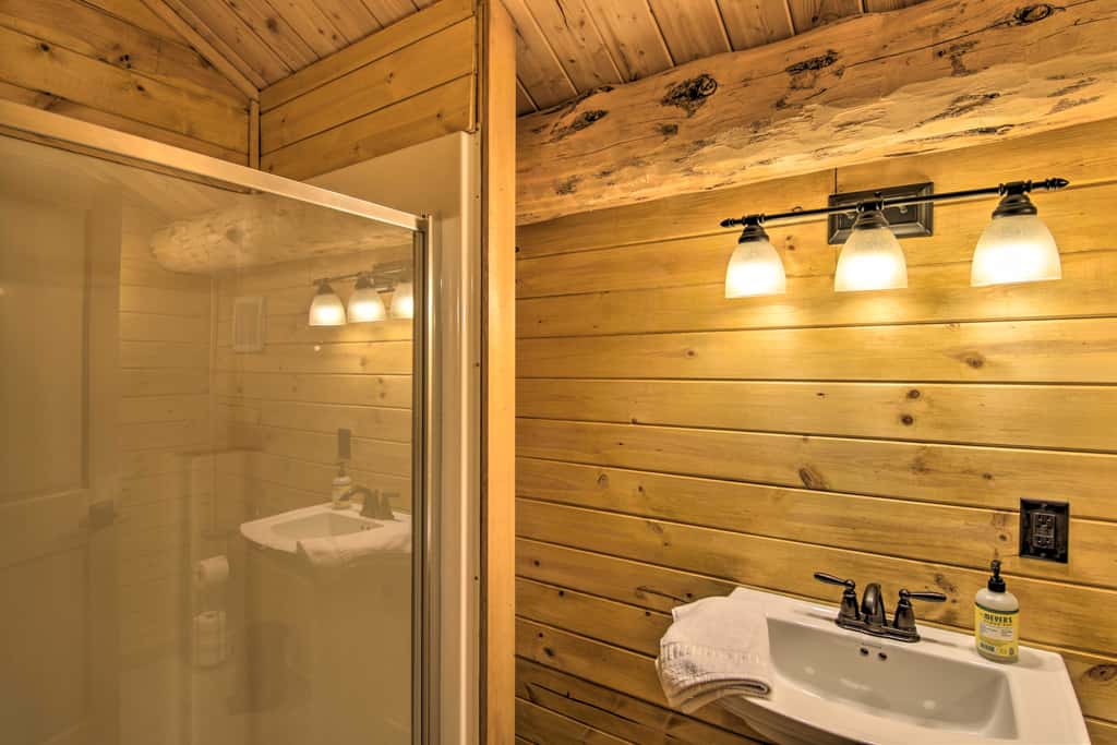 Stunning Mountain Views: Livingston Cabin w/ Deck!