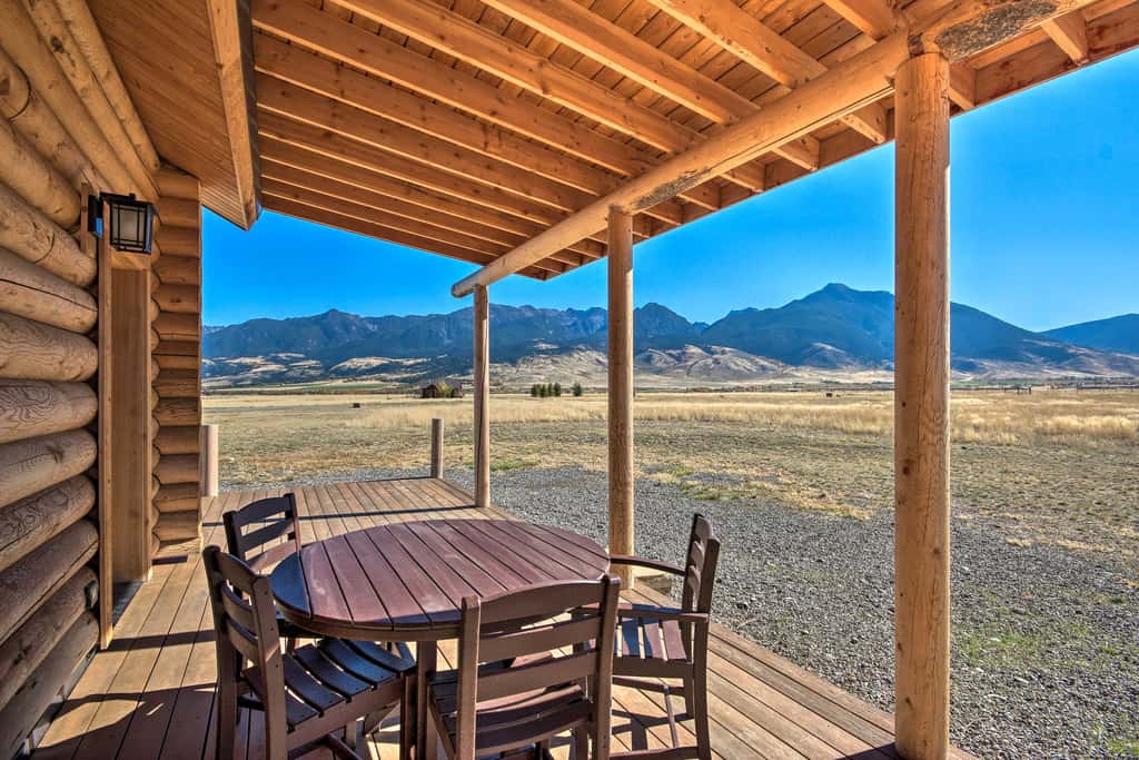 Stunning Mountain Views: Livingston Cabin w/ Deck!